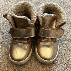 Freshly Picked Sherpa boots. Platinum. Size 6.